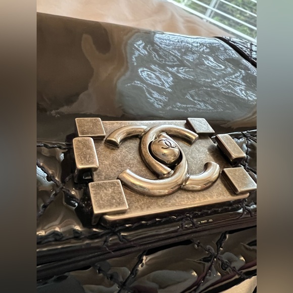 ❌SOLD! Chanel Patent Leather Medium Reverso Boy Flap Bag - Picture 4 of 16